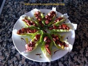 Cogollos de lechuga rellenos de salchichas y bacon